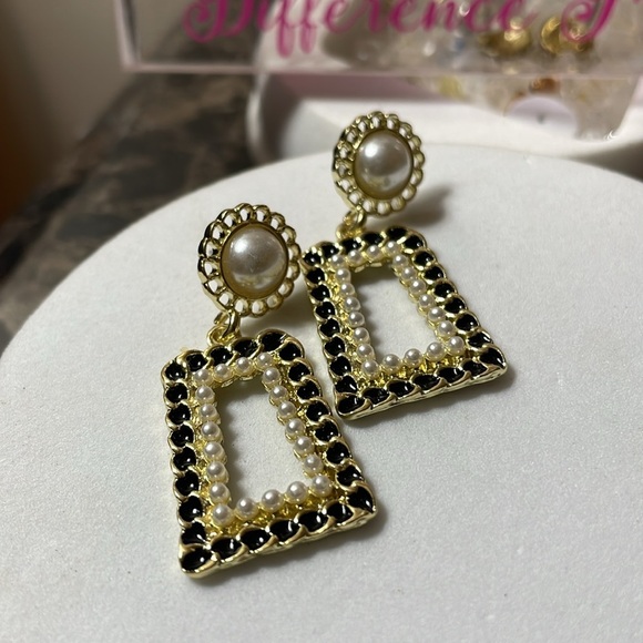 Cider Chain Pearl Earrings - Picture 10 of 16